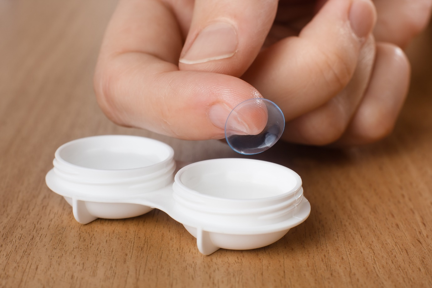 A Quick Guide To Wearing Contact Lenses For The First Time Reality Paper