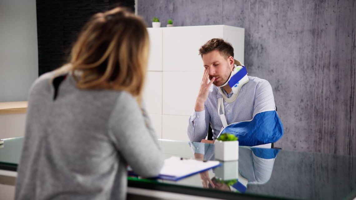 How to Assess the Experience and Reputation of an Injury Lawyer Near You